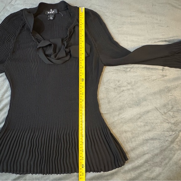 DKNY Black Pleated Tie Front Blouse

#1091 - Picture 5 of 9